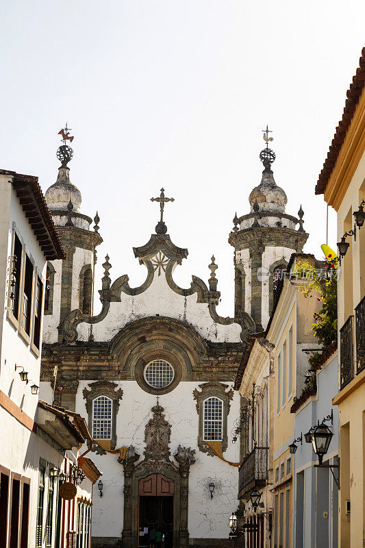 卡梅尔圣母教堂(Igreja Nossa Senhora do Carmo)的正面，位于巴西米纳斯吉拉斯州的圣若奥德尔雷